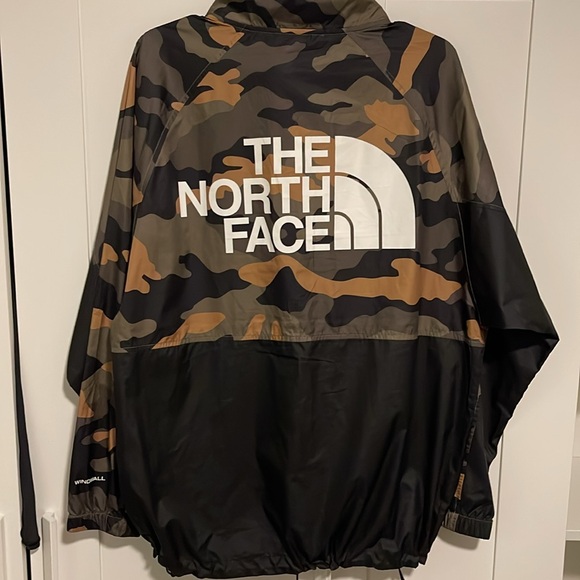 The North Face women’s camo zip up - Picture 2 of 3